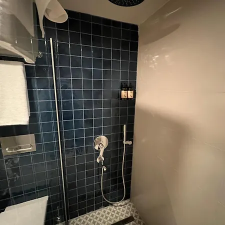 מלון Weingart 4*