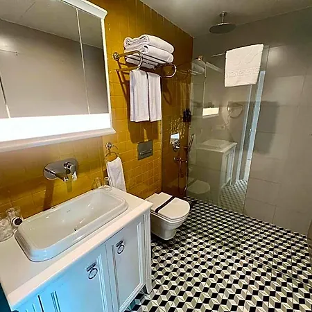 Weingart Hotel 4*